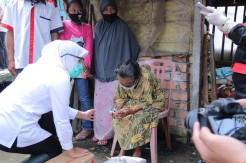 Tahunan Tinggal di Atas Saluran Air, Nenek Ini Dipindah ke Panti