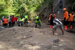 Pembersihan Longsor di Tanah Datar Dilakukan Manual