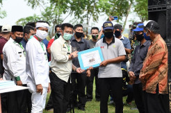 Sambangi Karawang, SYL Panen Padi dan Serahkan Bantuan