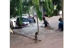 Nyaris Terseret Banjir di Poros Jeneponto-Bantaeng, Mobil Ini Diikat Warga