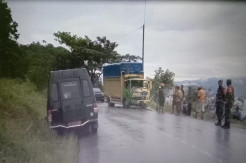 Mobil Tahanan Kejari Agam Hantam Truk Barang di Tepi Danau Singkarak
