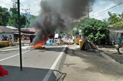 Pembagian BLT Dana Desa Tak Adil, Warga Desa Blokir Jalan