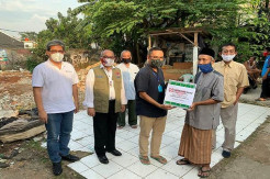 Sinar Mas Land Serahkan Paket Bahan Pangan ke Warga Pondok Karya