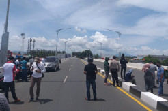 Polisi Amankan Bendera Bulan Bintang  di Fly Over  Banda Aceh