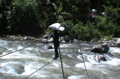 Kepepet, Warga Tangse Pidie Seberangi Sungai Hanya dengan Seutas Tali