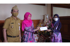 Foto dengan Pengawai Panti Positif Corona, Wabup Rembang Rapid Test
