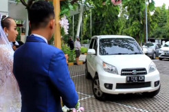 New Normal, Warga Cirebon Gelar Resepsi Pernikahan secara Drive Thru