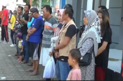 Tak Pakai Masker, Belasan Warga Ini Dihukum Bernyanyi