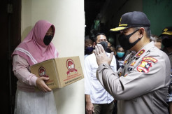 Jelang HUT Ke-74, Polri Bagikan Sembako ke Komunitas Budha dan Buruh