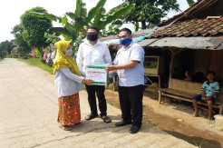 Sinar Mas Land Berikan Bantuan Pangan ke Warga Desa Cibalung