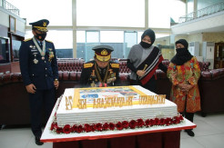 Diberi Kejutan Kue Tart oleh Panglima TNI, Kapolri Terharu