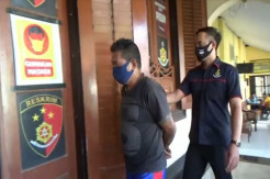Tantang dan Banting Handphone Polisi Pria Bertato Diamankan