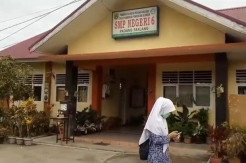 Mengintip SMP 6 Rachel,...