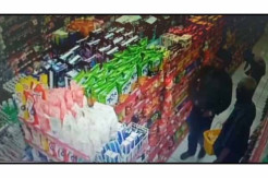 Dua Pencuri Ini Terekam CCTV, Barang Curian Disimpan di Balik Baju