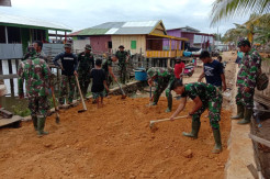 Sayangi Masyarakat, Bupati Kolaka Ayunkan Sekop Bersama TMMD 108