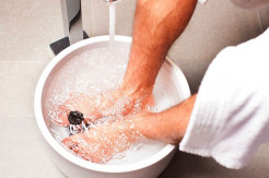 Atasi Hipertensi dan Insomnia dengan Merendam Kaki Dalam Air Garam