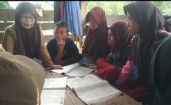 Perjuangan Murid SD di Sulawesi Tenggara Belajar di Tengah Banjir