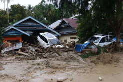 Warga Mulai Evakuasi Mobil dan Motor yang Terjebak Lumpur di Lutra