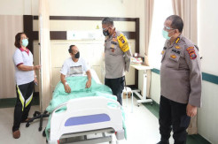 Kapolda Sumut Jenguk 2 Anggotanya yang Dikeroyok Oknum Anggota DPRD Sumut
