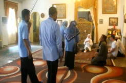 Sultan Kasepuhan Cirebon Arief Natadiningrat Wafat Karena Kanker Usus