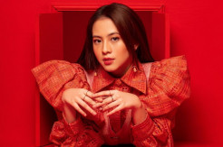 Adhisty Zara Raih Trofi...