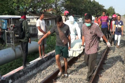 Pemotor Tewas Tertabrak Kereta di Perlintasan Tanpa Palang Pintu