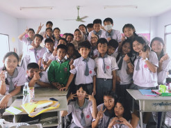 Mengajar hingga ke Thailand demi Pendidikan yang Bermutu