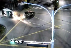 Terekam CCTV, Mobil Pikap Tabrak Truk Pengangkut Sampah di Makassar
