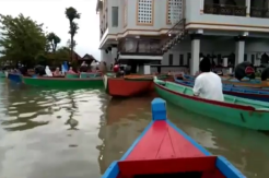 Menggunakan Perahu, Warga Wajo Salat Idul Adha Penuh Keprihatinan