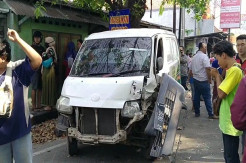 Pecah Ban, 2 Mini Bus Terlibat Kecelakaan 6 Orang Terluka