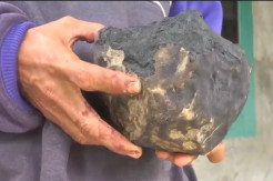Batu Hitam Diduga Meteor yang Menimpa Rumah Warga Ditawar Rp1 Miliar