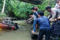 Sopir Salah Injak Pedal Gas Mobil Pikap Terjun ke Sungai Kolaka Timur