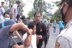 Demo Mahasiswa di Kantor Bupati Lombok Barat Ricuh, 5 Orang Ditahan