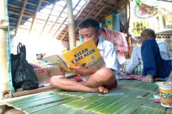 Tak Punya HP, Anak Terpaksa Belajar Online ke Rumah Teman