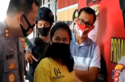 Wanita Ini Rekam Aksi Pencabulannya Terhadap Bayi dengan Botol Parpum
