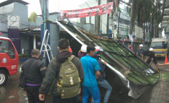 Hujan Disertai Angin Kencang di Cimahi, 1 Billboard dan 9 Pohon Tumbang