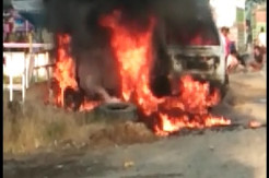 Warga Wajo Geger, Minibus Terbakar di Tengah Jalan Trans Sulawesi