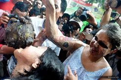 Abaikan Seruan Gubernur, Warga Tetap Nekat Gelar Lomba Gigit Koin di Jatinegara