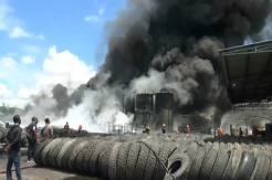 Pabrik Ban Bekas di Terbakar, Kepulan Asap Hitam Kagetkan Warga