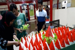 Santri Ponpes Narkoba Gelar Upacara Bendera-Bikin 75 Tumpeng Merah Putih