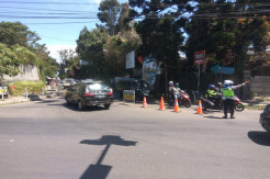 Imbas Naiknya Kendaraan ke Lembang, Petugas Berlakukan Oneway