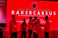 Sekjen PDIP Sematkan Jaket kepada Calon Wali Kota Tangsel Muhamad