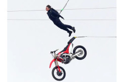Tom Cruise Tantang Maut,...