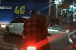 Viral Video Sepasang Kekasih Bercumbu di Atas Motor hingga Terjatuh