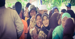 Pembagian Bantuan Sosial Abaikan Protokol Kesehatan, Lansia Lemas dan Pingsan