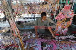 Jenuh di Rumah, Anak SD Belajar Buat Wayang dari Daun Pisang Kering