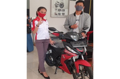 Mahasiswa di Palembang Beli Motor Pakai Sekarung Uang Receh