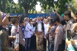 Ribuan Santri Tolak Penobatan PRA Luqman Zulkaedin sebagai Sultan Sepuh XV