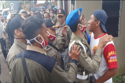 Puluhan Lapak Liar Dibongkar, Pedagang dan Satpol PP Ricuh