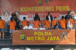 Penyelenggara Pesta...